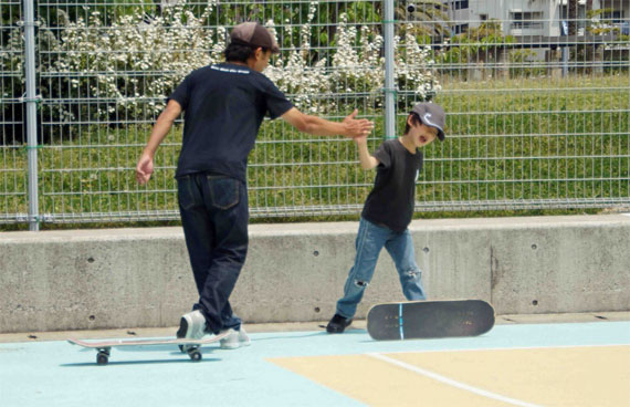 親子でスケボーでコミュニケーション
