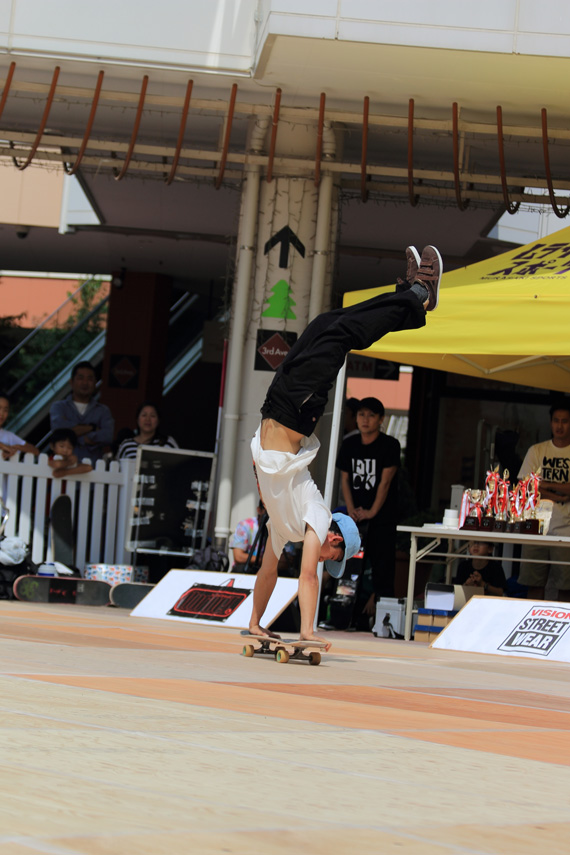 中田　ハンドスタンドフリップ　スケボー　フリースタイル　トリック